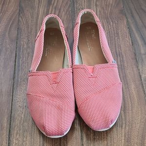 TOMS red